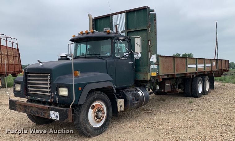 image for item DK7886 1998 Mack RD688S  cotton module transport truck