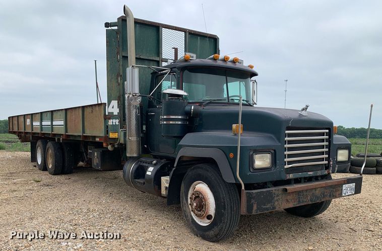 image for item DK7886 1998 Mack RD688S  cotton module transport truck