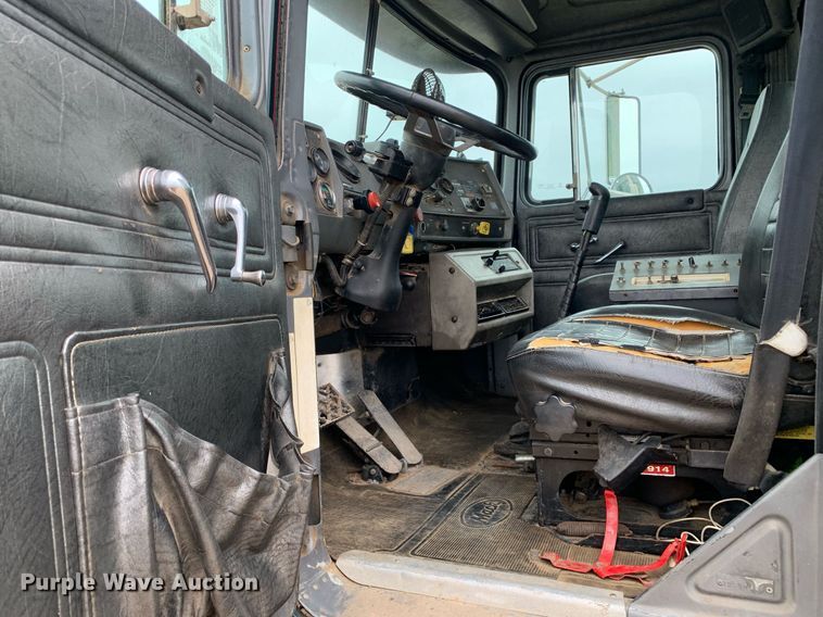 image for item DK7886 1998 Mack RD688S  cotton module transport truck