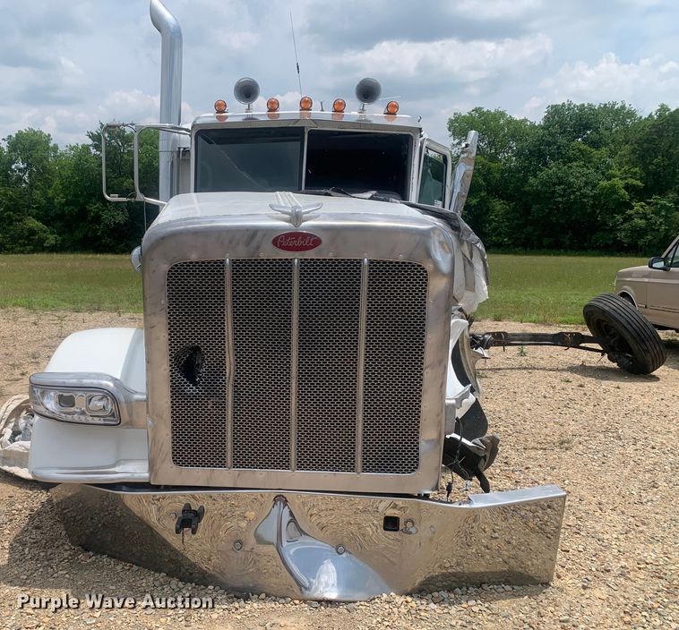image for item DK7887 2014 Peterbilt 389  semi truck