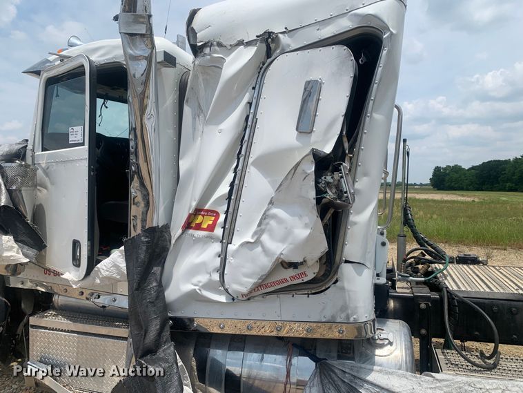 image for item DK7887 2014 Peterbilt 389  semi truck