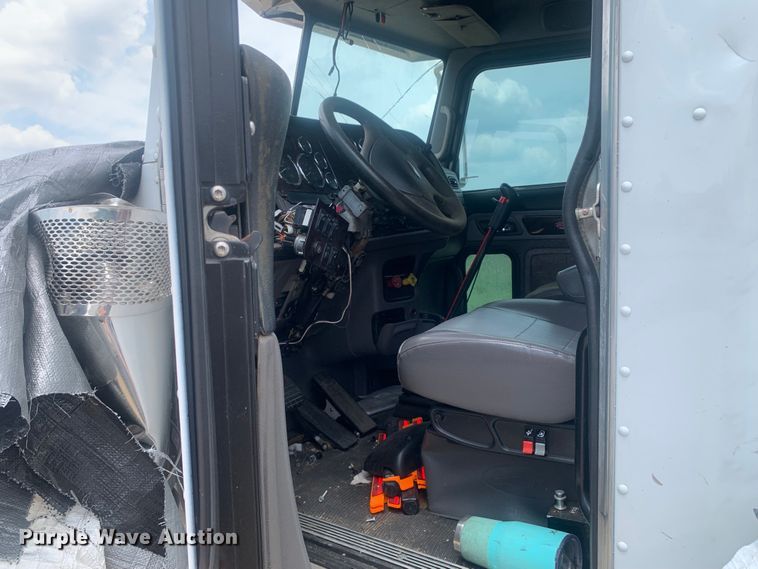 image for item DK7887 2014 Peterbilt 389  semi truck