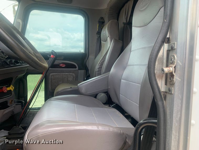 image for item DK7887 2014 Peterbilt 389  semi truck