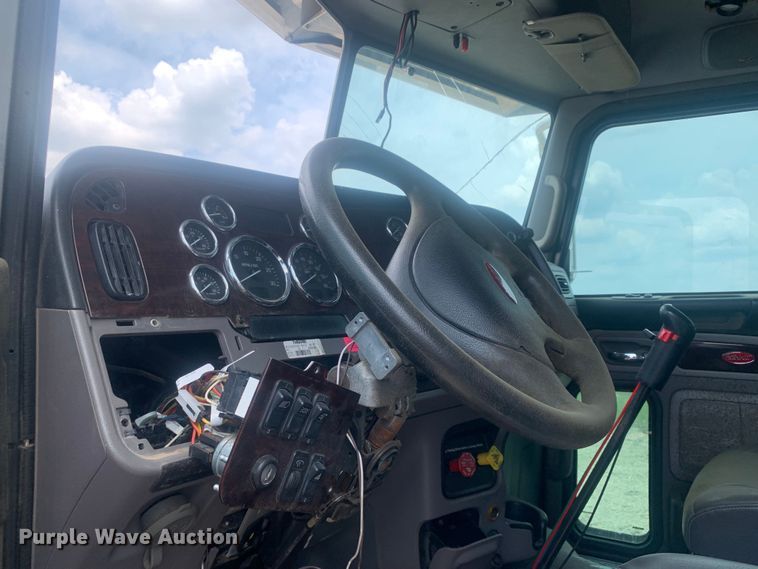 image for item DK7887 2014 Peterbilt 389  semi truck