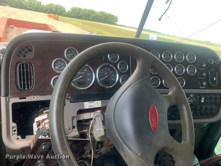 image for item DK7887 2014 Peterbilt 389  semi truck