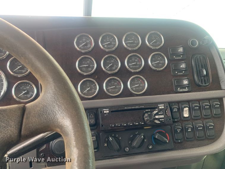 image for item DK7887 2014 Peterbilt 389  semi truck