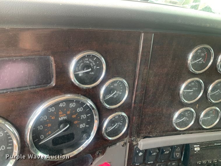 image for item DK7887 2014 Peterbilt 389  semi truck