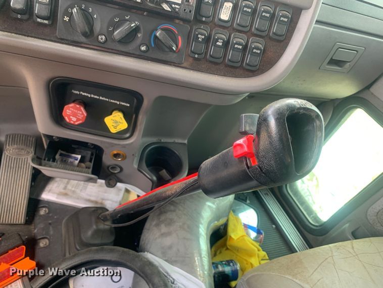 image for item DK7887 2014 Peterbilt 389  semi truck