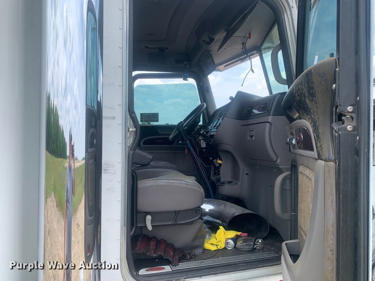 image for item DK7887 2014 Peterbilt 389  semi truck