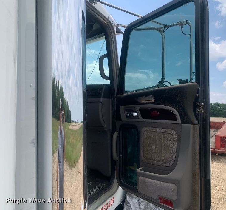 image for item DK7887 2014 Peterbilt 389  semi truck