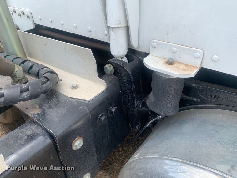 image for item DK7887 2014 Peterbilt 389  semi truck