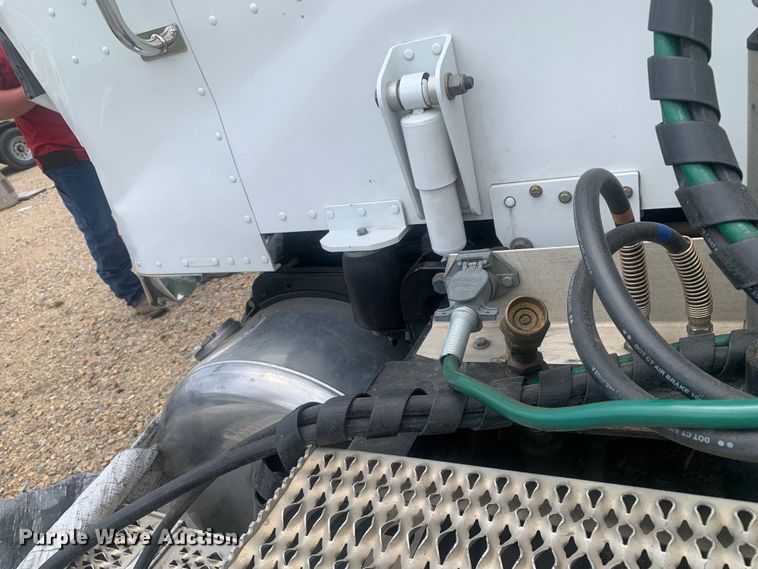 image for item DK7887 2014 Peterbilt 389  semi truck