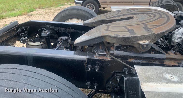 image for item DK7887 2014 Peterbilt 389  semi truck