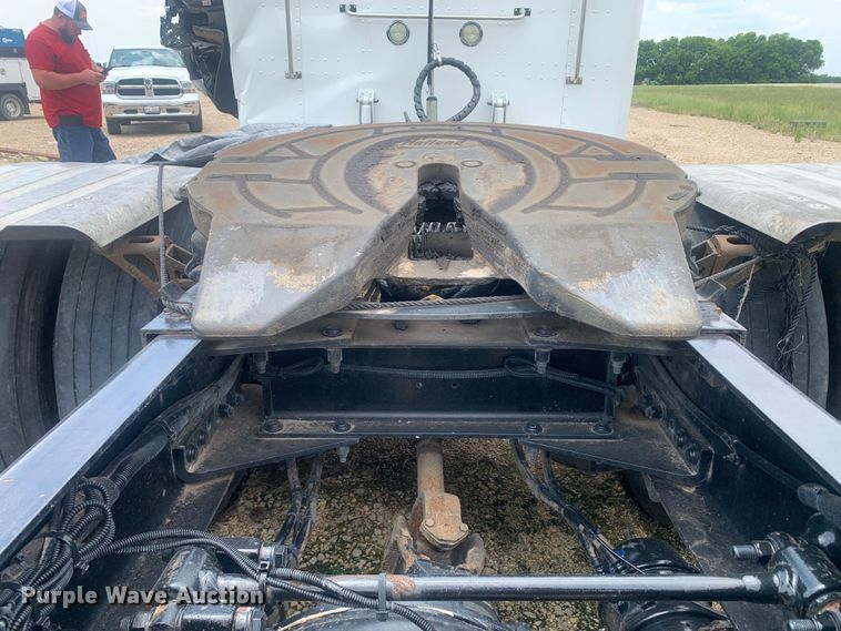 image for item DK7887 2014 Peterbilt 389  semi truck