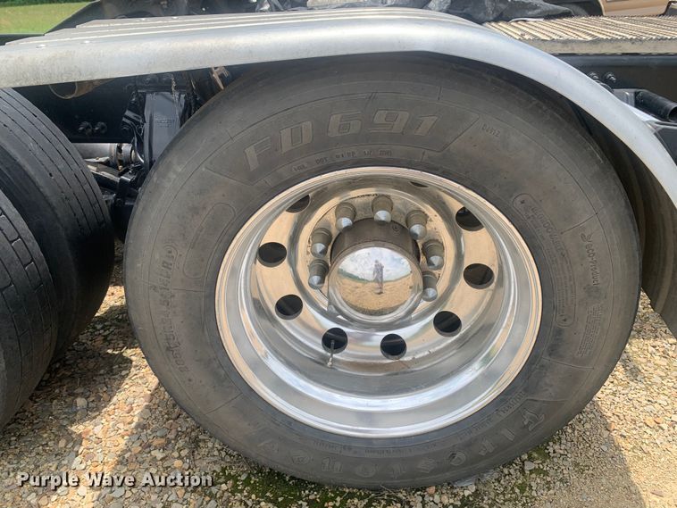 image for item DK7887 2014 Peterbilt 389  semi truck