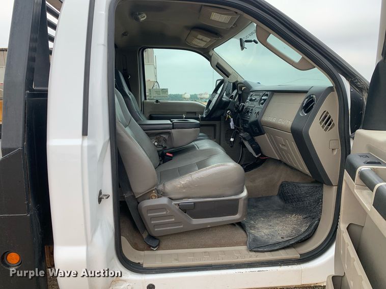 image for item DK7895 2010 Ford F350 Super Duty  flatbed pickup truck