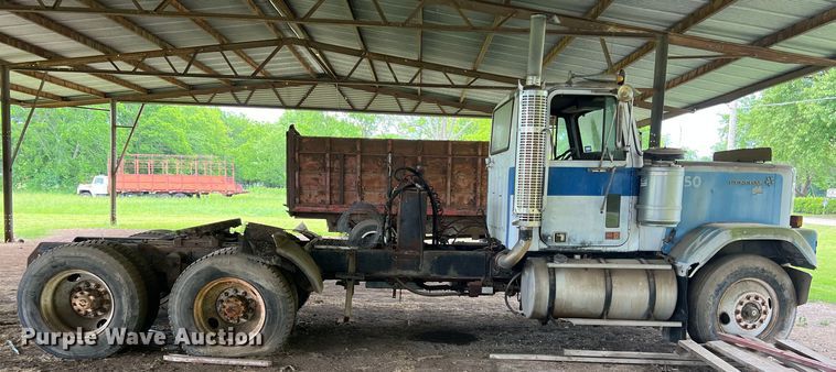 image for item DK7917 1985 GMC General  semi truck