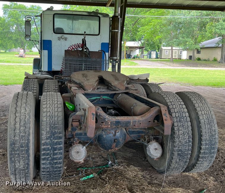 image for item DK7917 1985 GMC General  semi truck