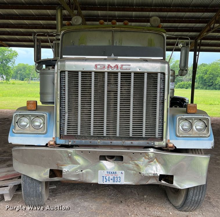 image for item DK7917 1985 GMC General  semi truck