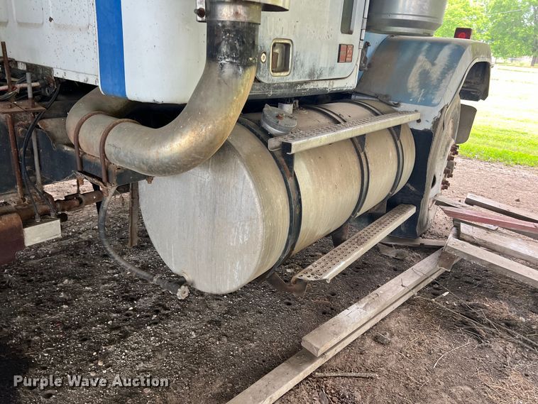 image for item DK7917 1985 GMC General  semi truck