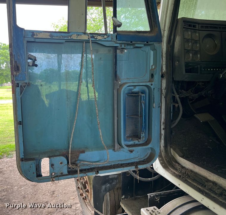 image for item DK7917 1985 GMC General  semi truck