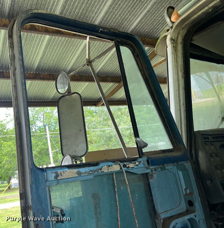 image for item DK7917 1985 GMC General  semi truck