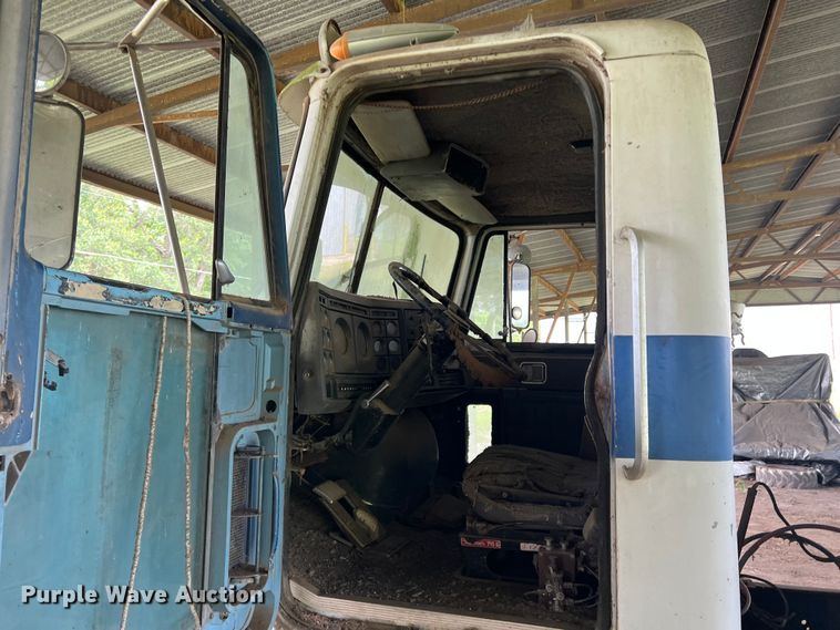 image for item DK7917 1985 GMC General  semi truck