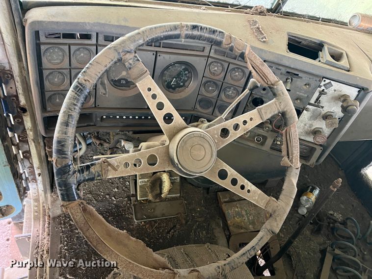 image for item DK7917 1985 GMC General  semi truck