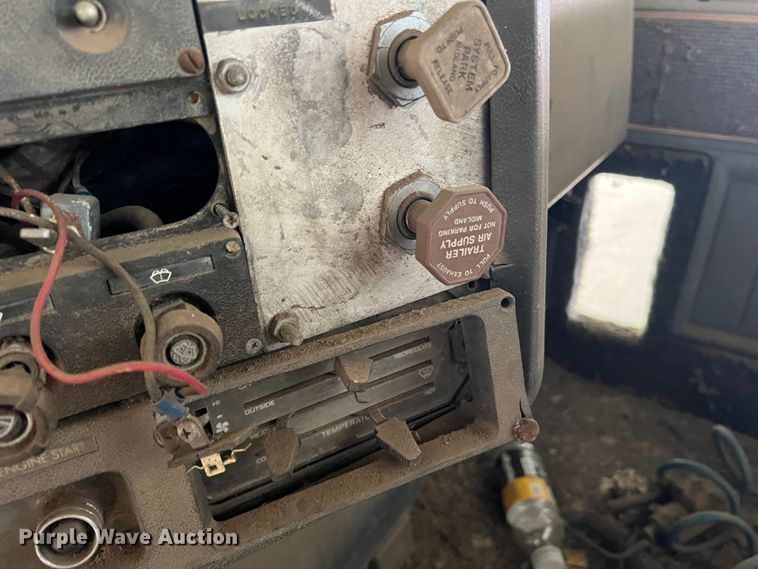 image for item DK7917 1985 GMC General  semi truck