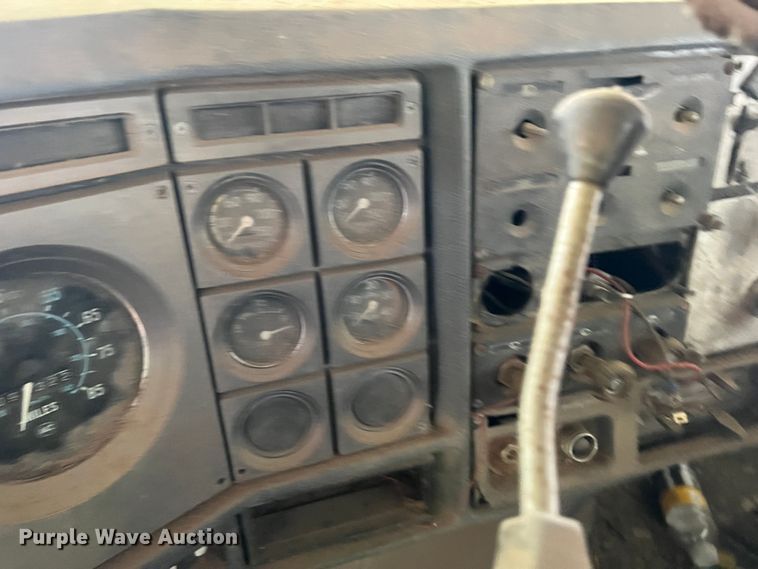 image for item DK7917 1985 GMC General  semi truck