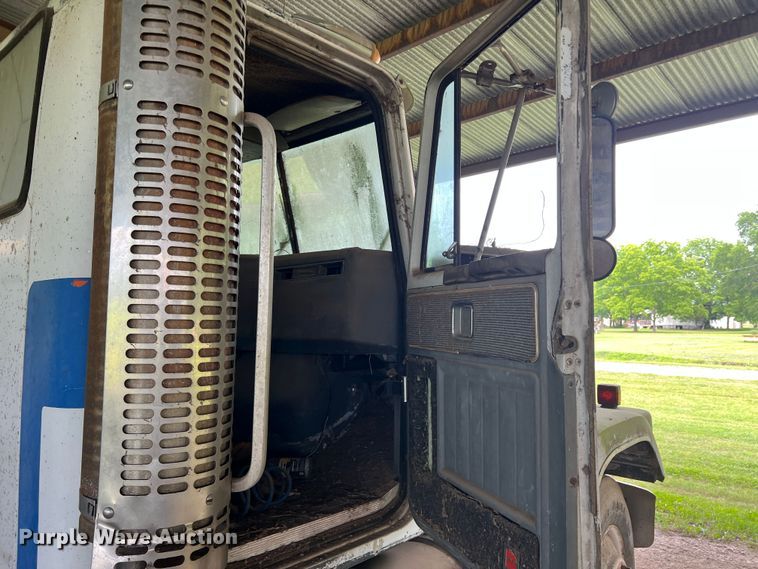 image for item DK7917 1985 GMC General  semi truck