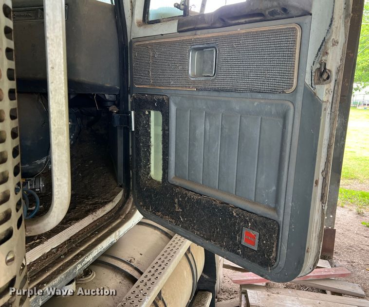 image for item DK7917 1985 GMC General  semi truck