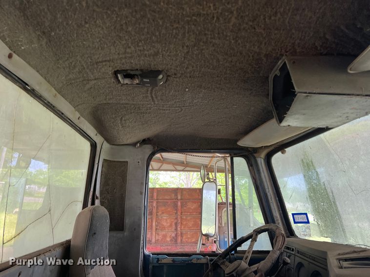 image for item DK7917 1985 GMC General  semi truck