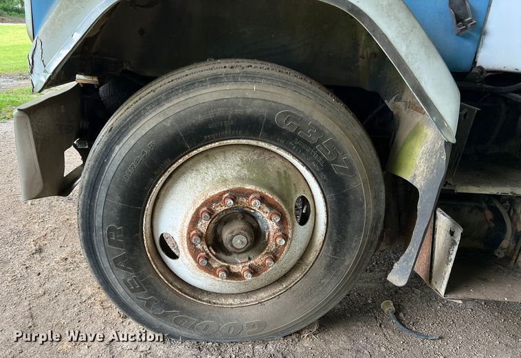 image for item DK7917 1985 GMC General  semi truck