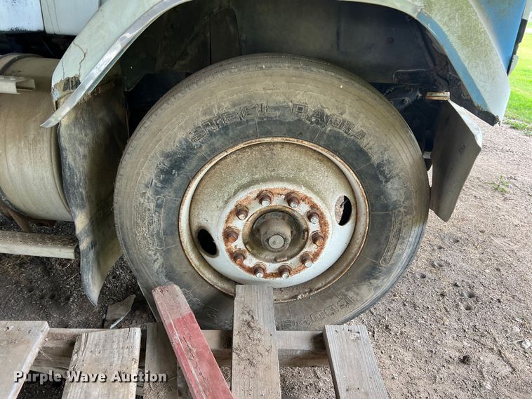 image for item DK7917 1985 GMC General  semi truck