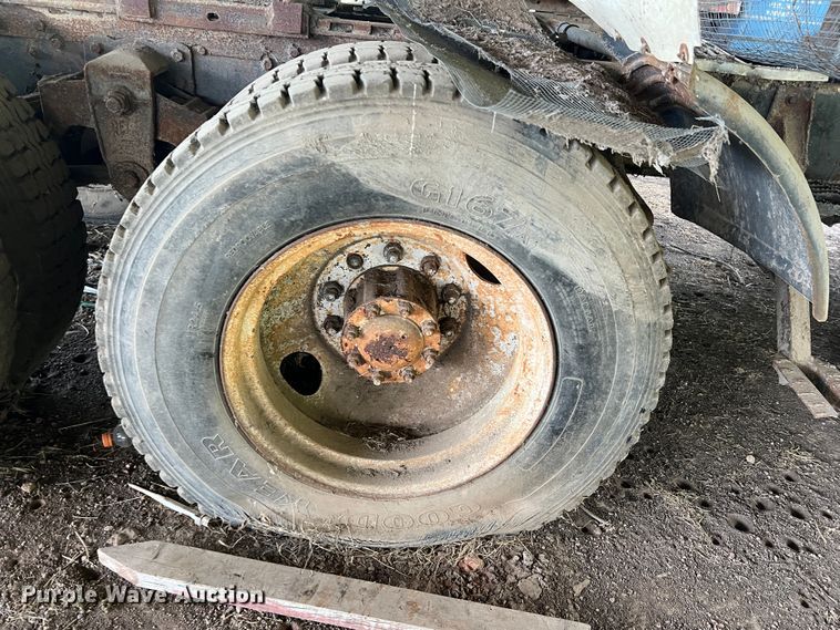 image for item DK7917 1985 GMC General  semi truck