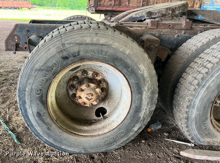 image for item DK7917 1985 GMC General  semi truck