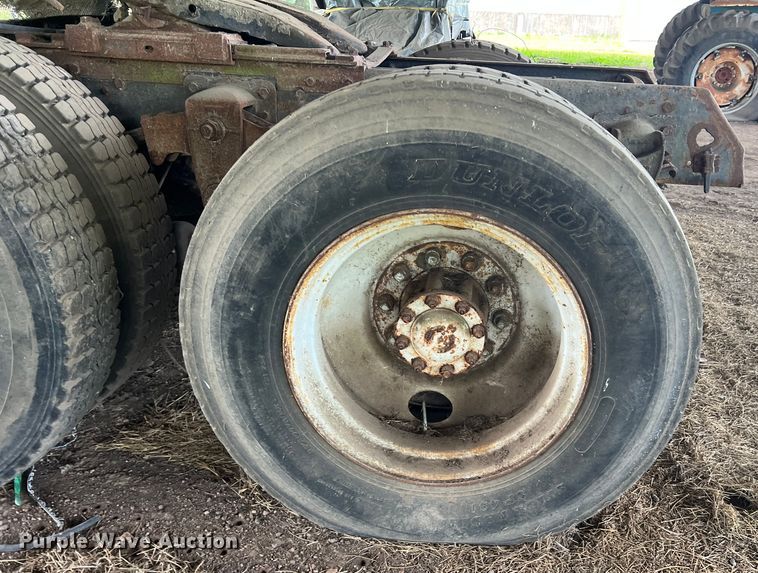 image for item DK7917 1985 GMC General  semi truck