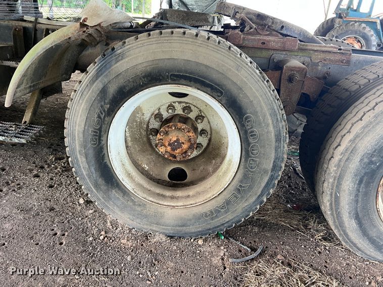 image for item DK7917 1985 GMC General  semi truck