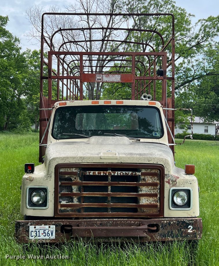 image for item DK7918 1980 International F1954 cotton module transport truck