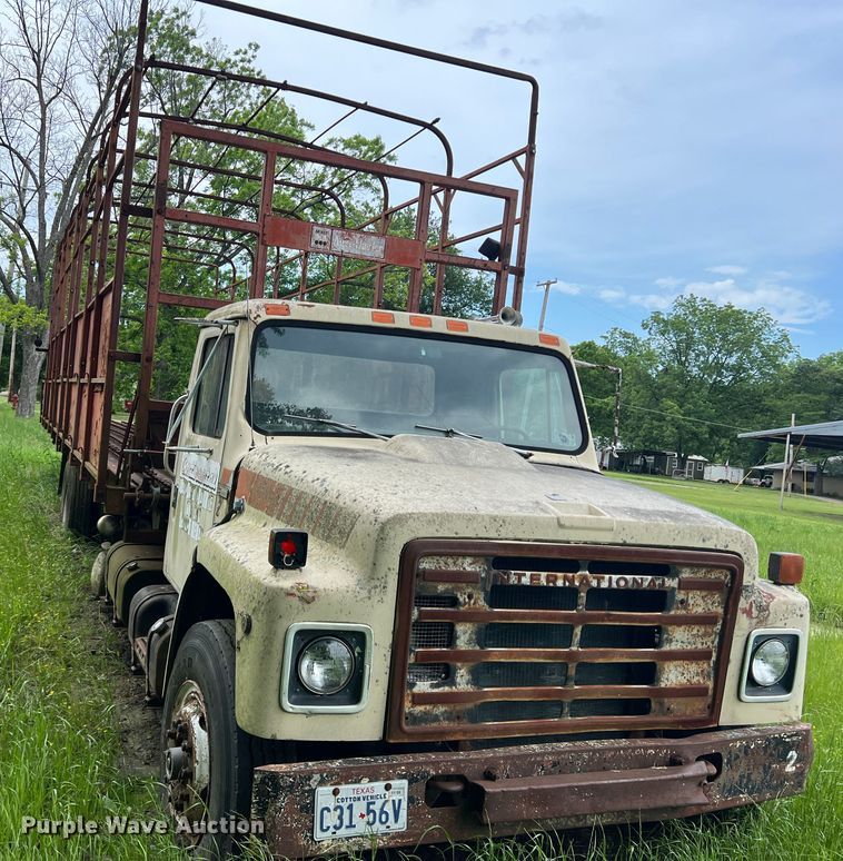 image for item DK7918 1980 International F1954 cotton module transport truck