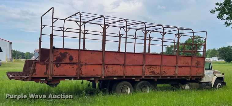 image for item DK7918 1980 International F1954 cotton module transport truck