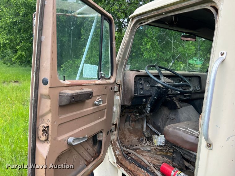 image for item DK7918 1980 International F1954 cotton module transport truck