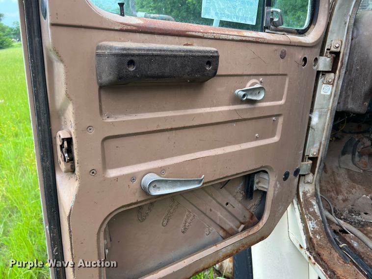 image for item DK7918 1980 International F1954 cotton module transport truck