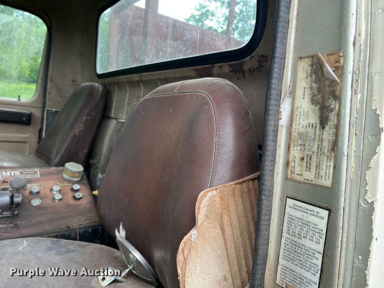 image for item DK7918 1980 International F1954 cotton module transport truck