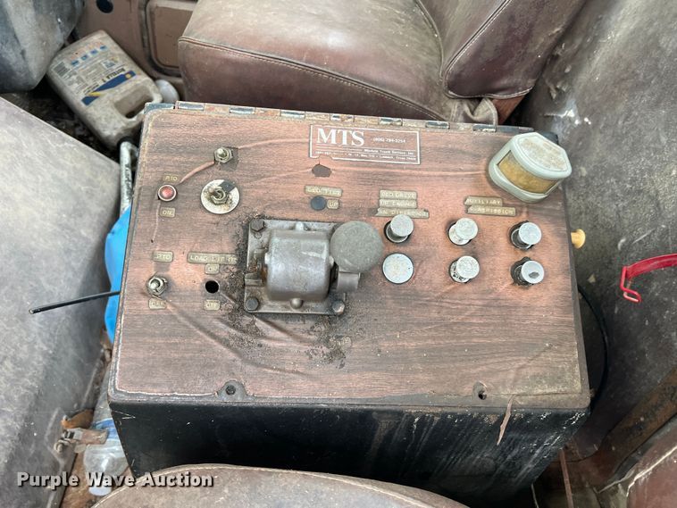 image for item DK7918 1980 International F1954 cotton module transport truck