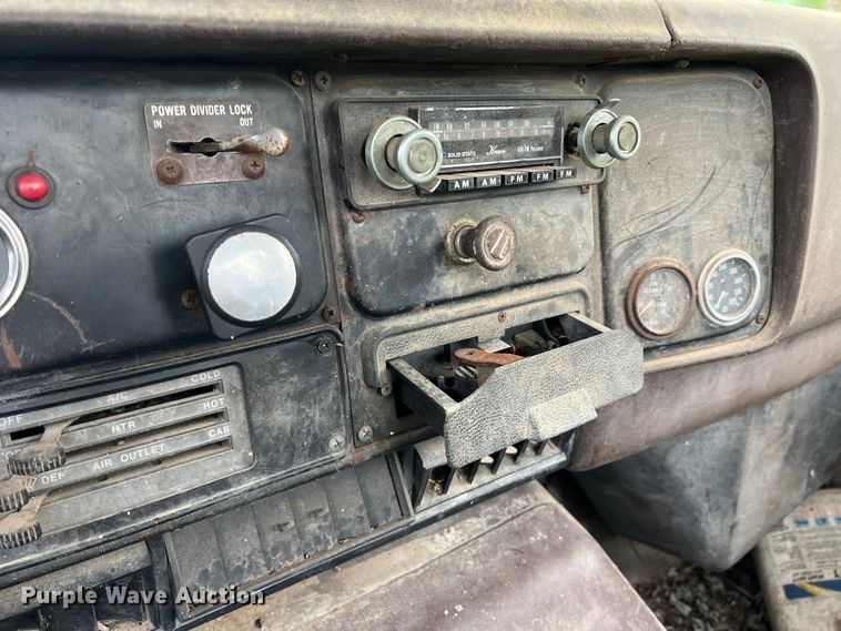 image for item DK7918 1980 International F1954 cotton module transport truck