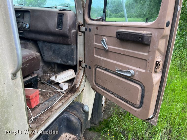 image for item DK7918 1980 International F1954 cotton module transport truck