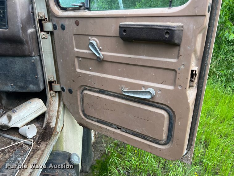 image for item DK7918 1980 International F1954 cotton module transport truck