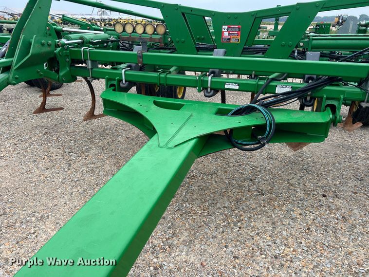 image for item DK7921 2014 John Deere 2410  chisel plow